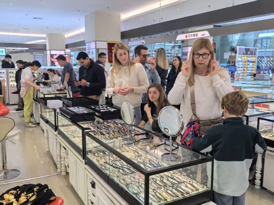Los turistas compran gafas en la Ciudad Internacional de la Óptica de Shanghai, una parada muy popular que los viajeros comparten en las redes sociales..jpg