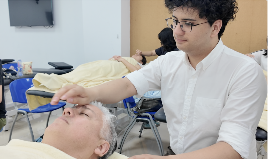Héctor y Rodrigo en una clase de tuina (masaje chino)..png