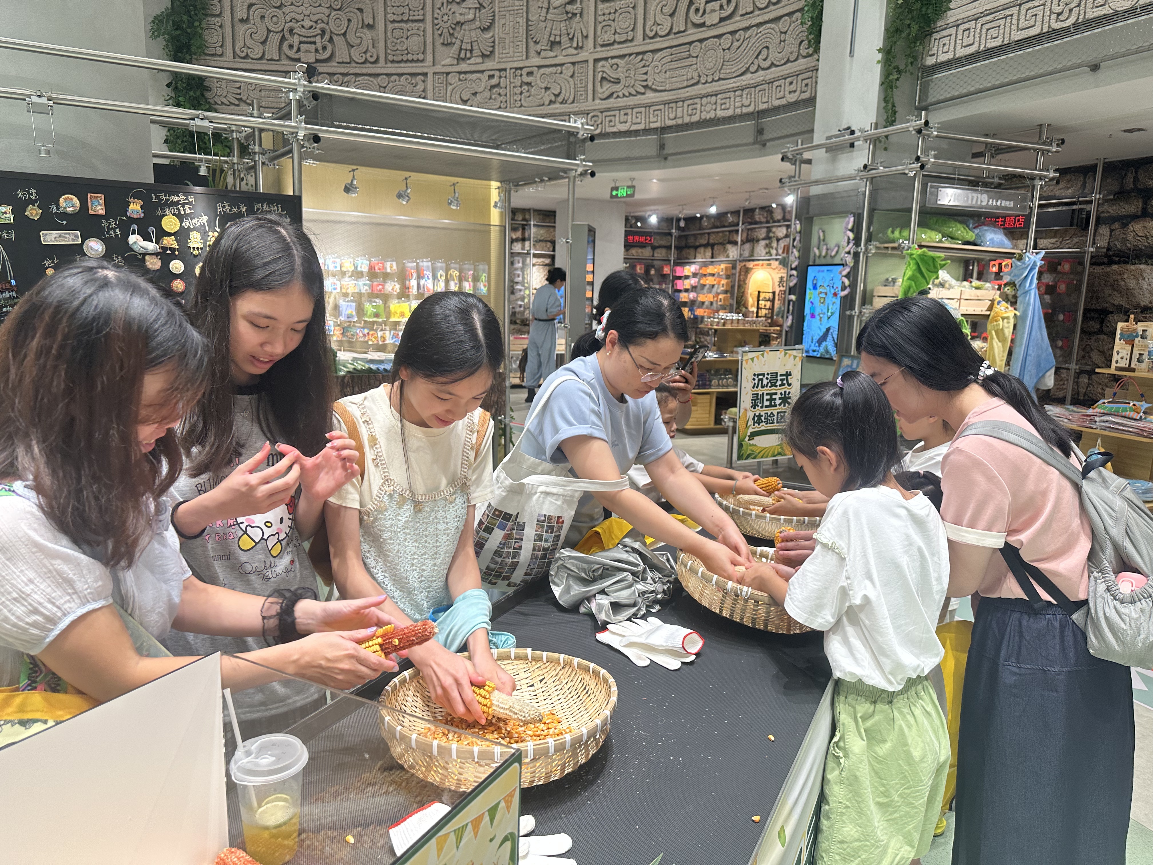 La gente participa en una competencia de pelado de maíz en la tienda el 6 de agosto. [.jpg