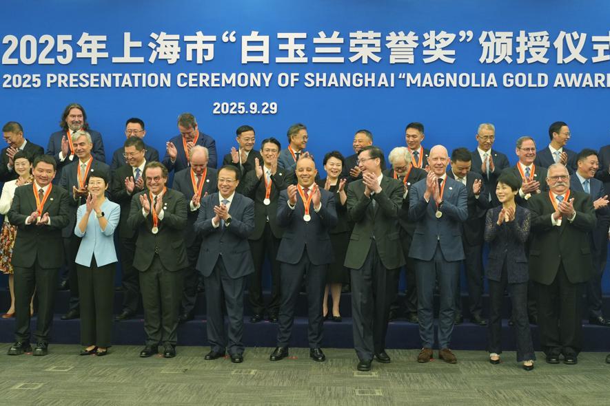 Shanghai rinde homenaje a 30 extranjeros por sus contribuciones