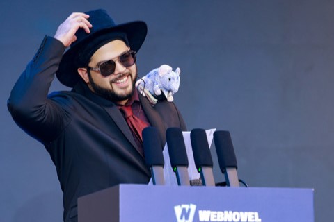 Investigador de hongos mexicano reescribe su vida en plataforma china de novelas web