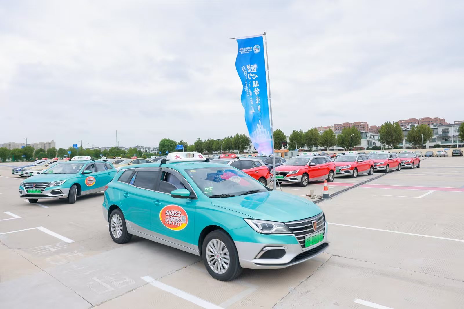 Una flota de 3.000 taxis eléctricos está lista para prestar servicio en la CIIE..jpg