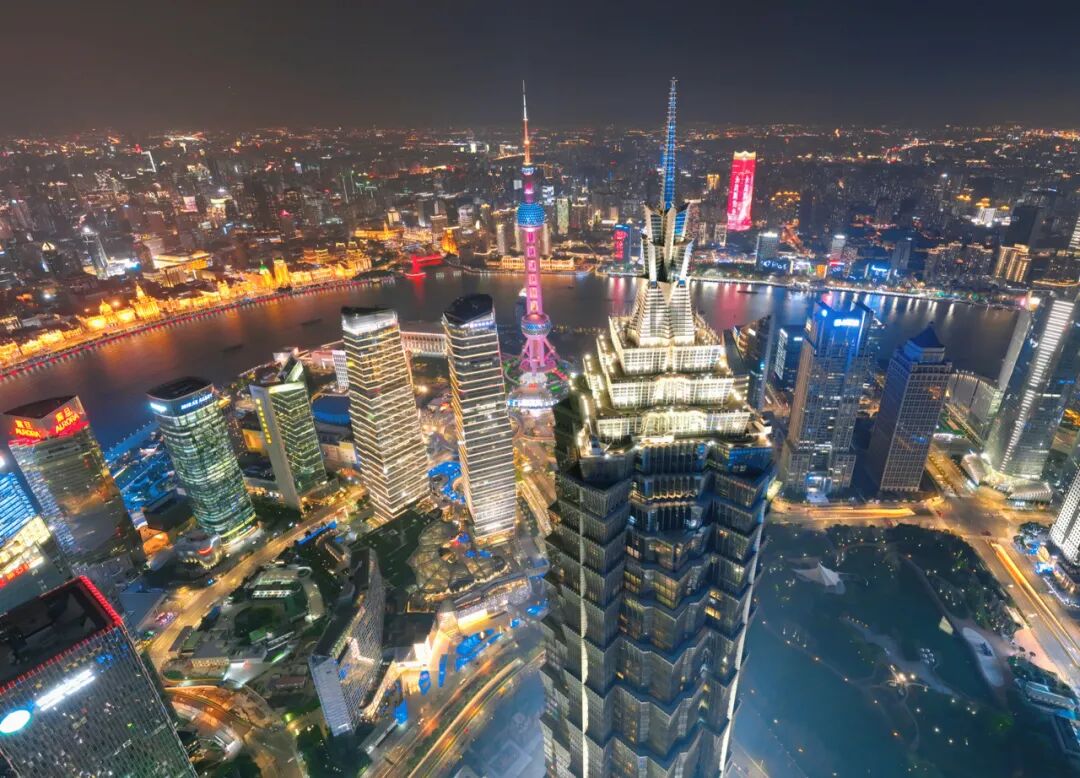 La Torre Jinmao iluminada por la noche.jpg