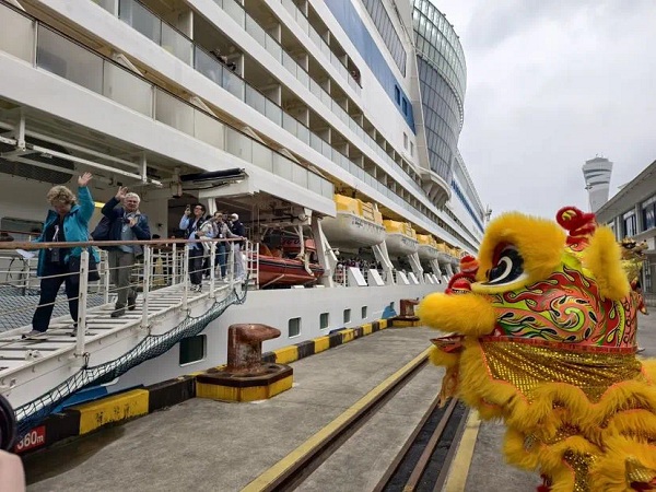 El distrito de Baoshan da la bienvenida a los turistas de cruceros con un animado espectáculo de danza del león en la Terminal Internacional de Cruceros Wusongkou de Shanghai.jpg