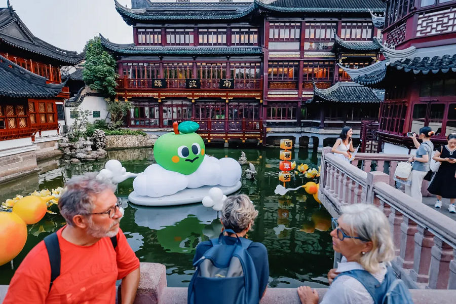 Los personajes de la Familia Mojo aportan energía lúdica al Jardín Yuyuan