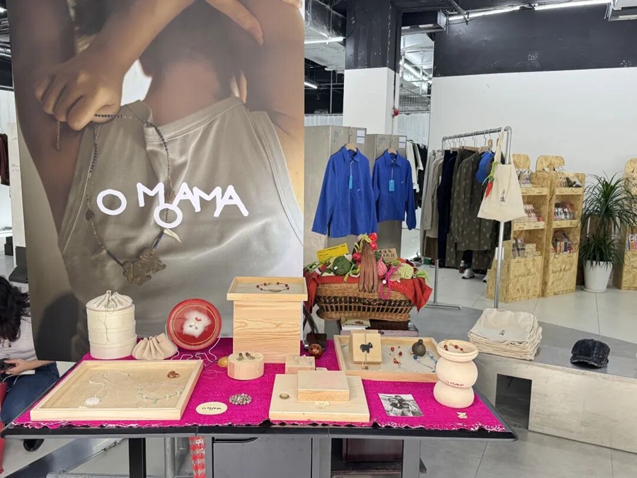 Se exhiben diseños creativos y piezas artesanales..jpg