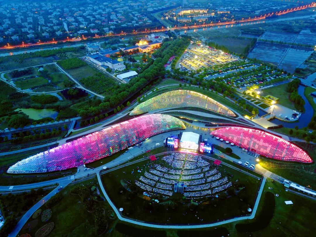 Vista aérea del Jardín Botánico de Chenshan por la noche.jpg