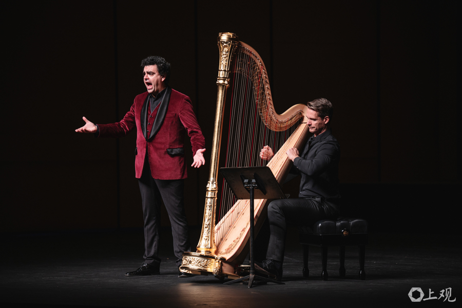 Escena del concierto Serenata Latina presentada por Rolando Villazón y Xavier de Maistre el 3 de junio en el Gran Teatro de Shanghai.jpg