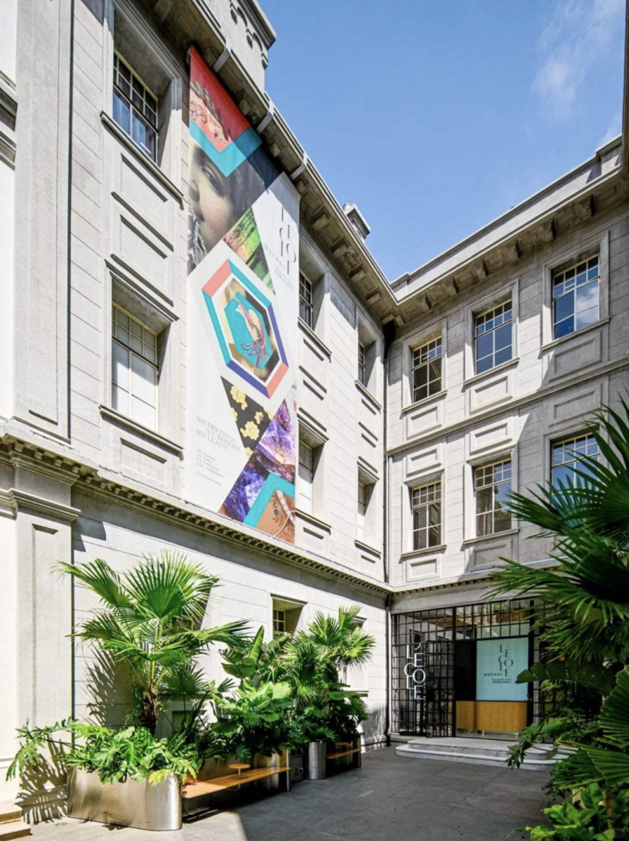 Vista del interior de las Villas Gemelas, que es la sucursal china de un centro francés de joyería.png