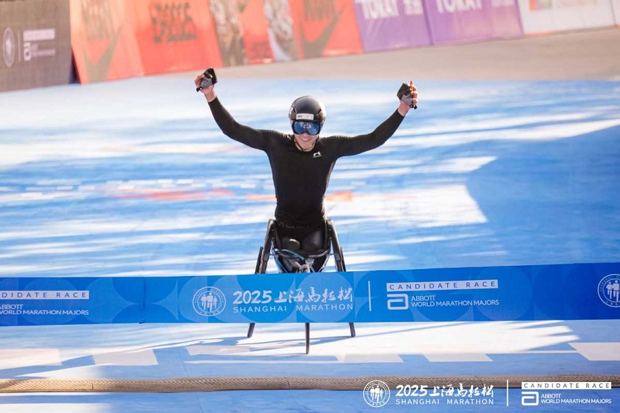 Luo Xingchuan, un destacado atleta chino en silla de ruedas, se proclama campeón de la carrera de dicha categoría del Maratón de Shanghai 2025..jpeg