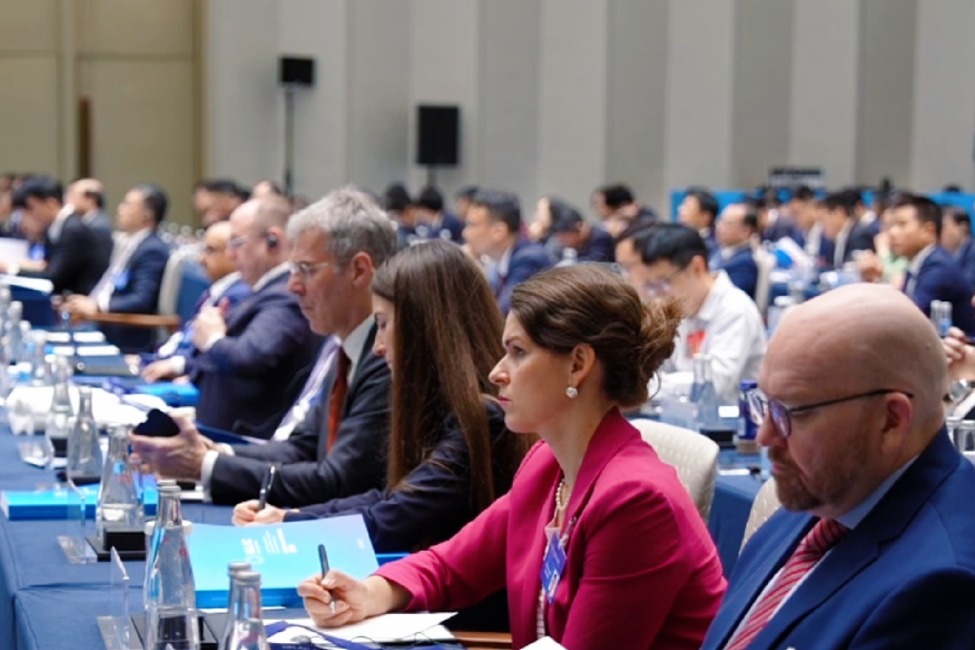 Líderes empresariales de todo el mundo comparten ideas sobre el crecimiento impulsado por la IA en Shanghai
