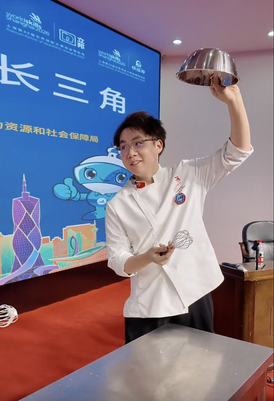 Kang Bangcheng muestra su habilidad de cocina en la gira promocional de la Competición WorldSkills por el delta del río Yangtsé.png