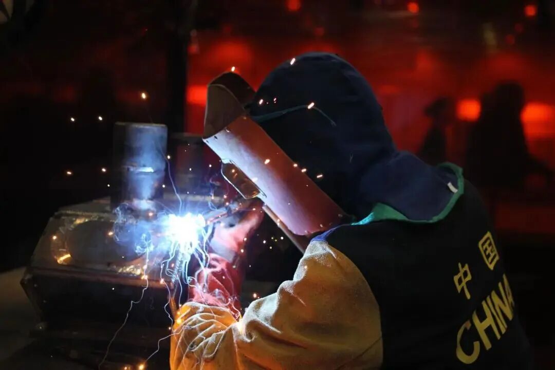 Un competidor participa en una prueba de soldadura durante una edición anterior de la Competición WorldSkills..jpg