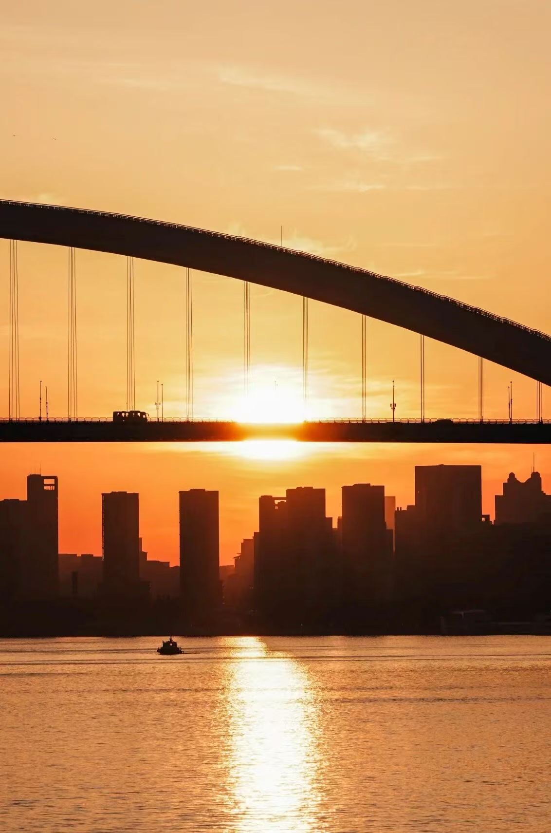 Contemplar el amanecer mientras la ciudad se despierta.jpg