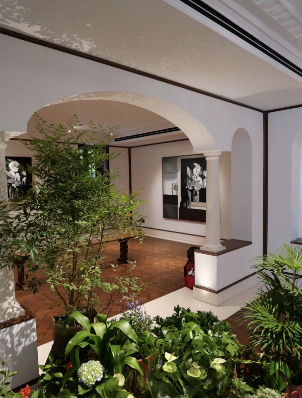 Las obras de Liu Xiaohui se funden con un exuberante y sereno rincón de Mansiones Sinan..png