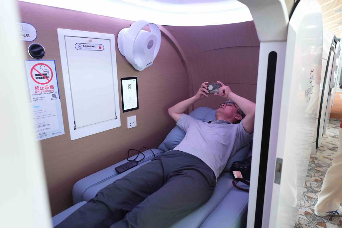 Un hombre toma fotos en una cabina de descanso.jpeg