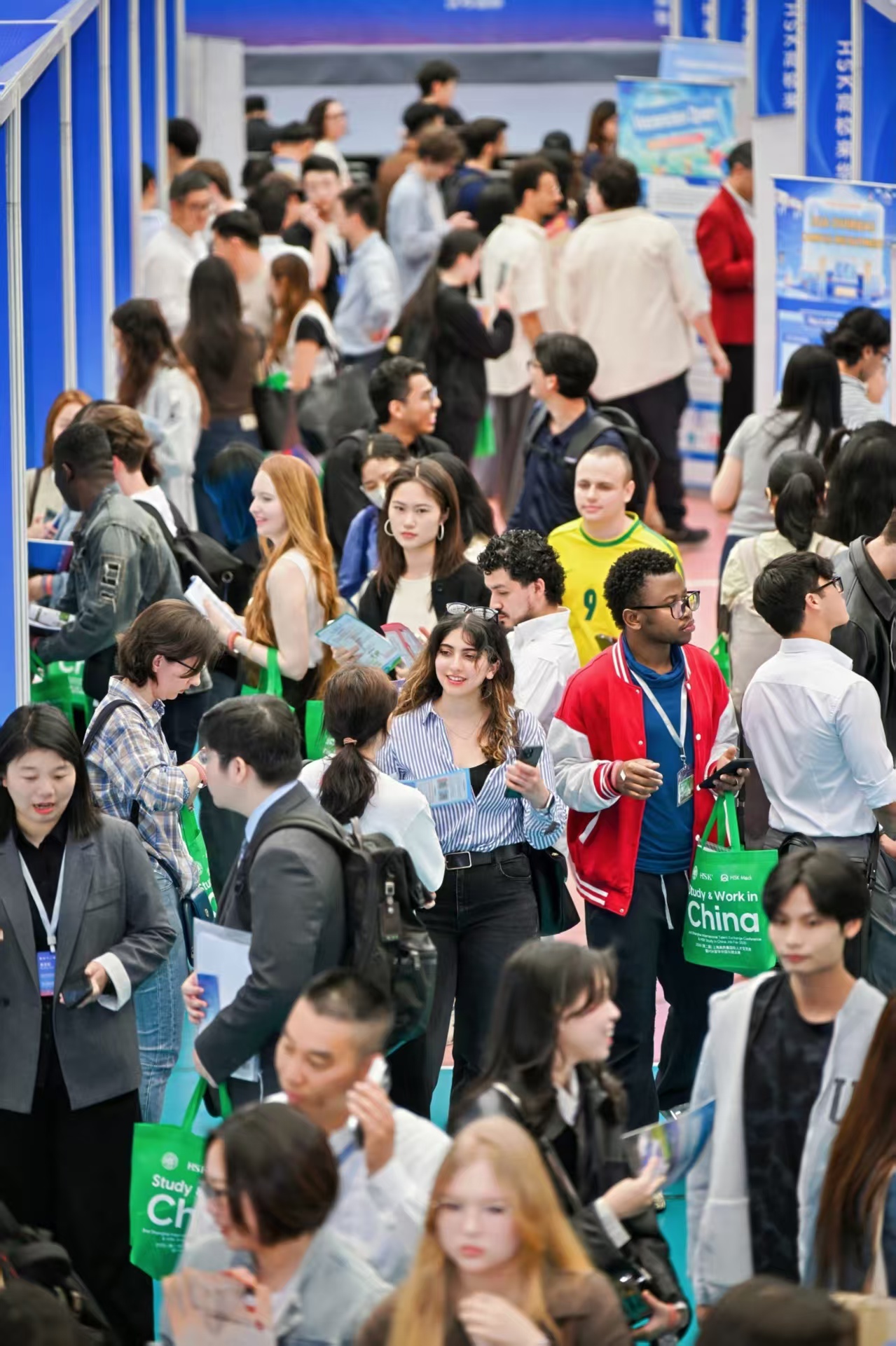 Escena de la Expo HSK de Estudios y Empleo en China 2026..jpg