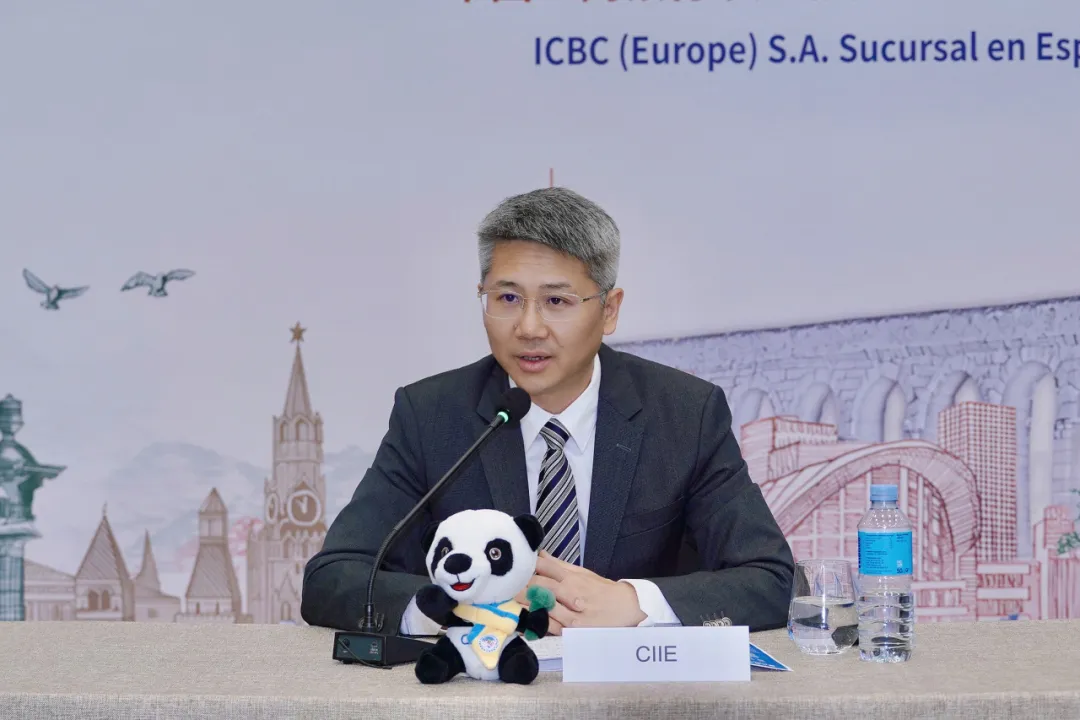 Li Guoqing, subdirector del Buró de la CIIE, interviene en el seminario..png