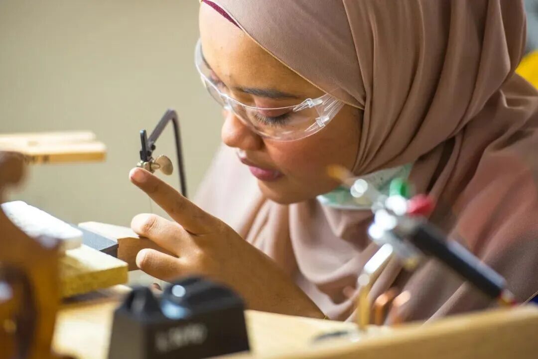 Una competidora realiza una tarea de joyería durante una edición anterior de la Competición WorldSkills..jpg