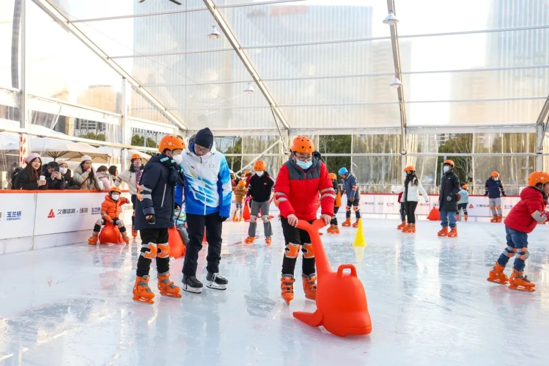La pista de hielo del centro deportivo de nieve, hielo y ruedas Yulanqiao ofrece servicios e instalaciones amigables para los principiantes._副本.jpg