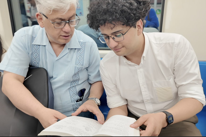 El viaje de padre e hijo chilenos hacia la medicina tradicional china en Shanghai