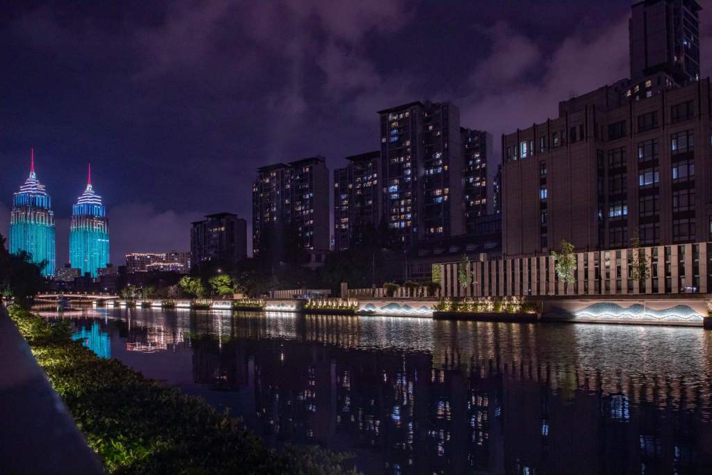 Vista nocturna del tramo Putuo del río Suzhou.jpg