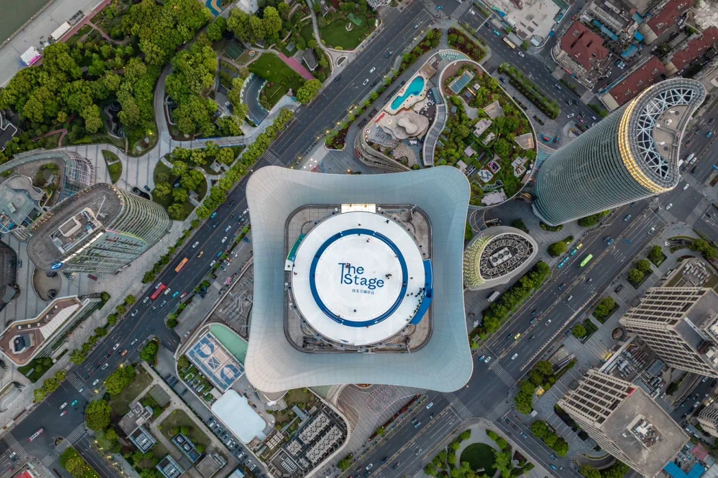 Asómbrese con el horizonte de Shanghai desde 320 metros de altura
