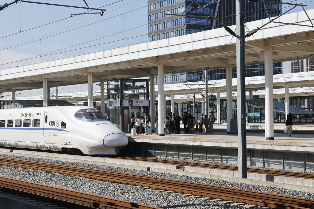 Los pasajeros abordan un tren en la Estación de Ferrocarril Hongqiao de Shanghai.jpg