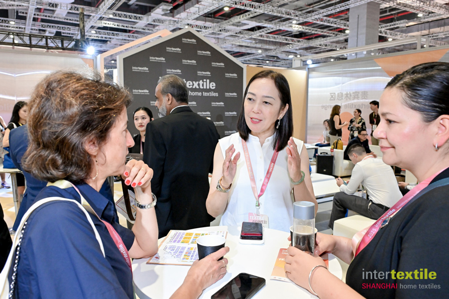 Asistentes internacionales buscan oportunidades de colaboración en la Intertextile Shanghai.jpeg