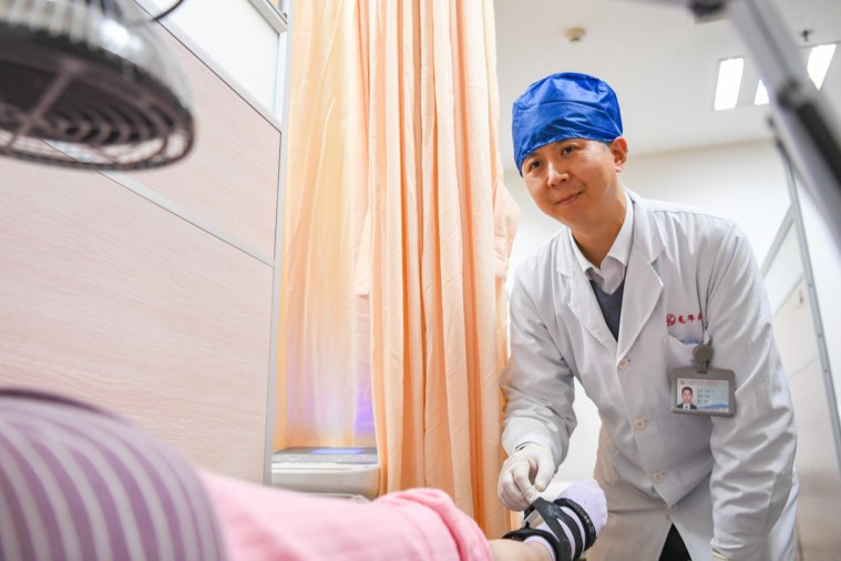Médico argentino queda 'fascinado' por la medicina tradicional china en Shanghai