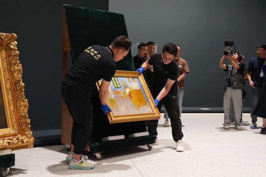 El cuadro, El dormitorio en Arlés de Vincent Van Gogh, desembalado en el Museo de Arte de Pudong el 9 de junio.jpeg