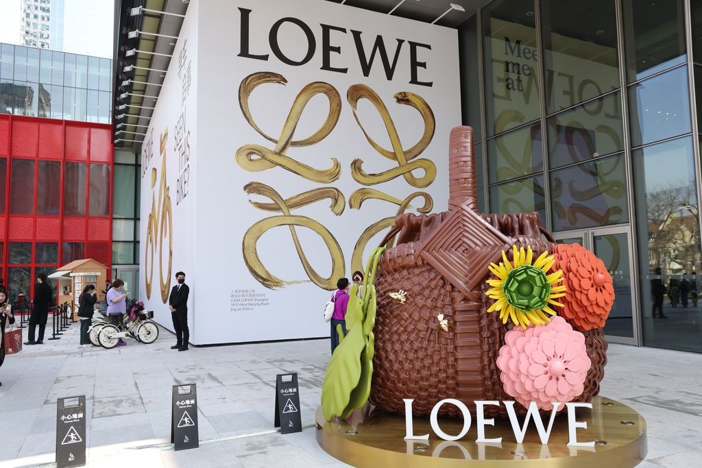 La Casa LOEWE de Shanghai, la mayor tienda insignia de la marca española de lujo en Asia, se inauguró oficialmente el pasado 18 de febrero en el distrito de Jing