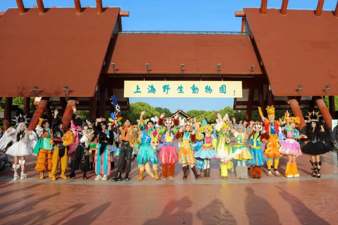 Artistas con trajes coloridos se reúnen en la entrada del Parque de Animales Salvajes de Shanghai durante un evento..jpg