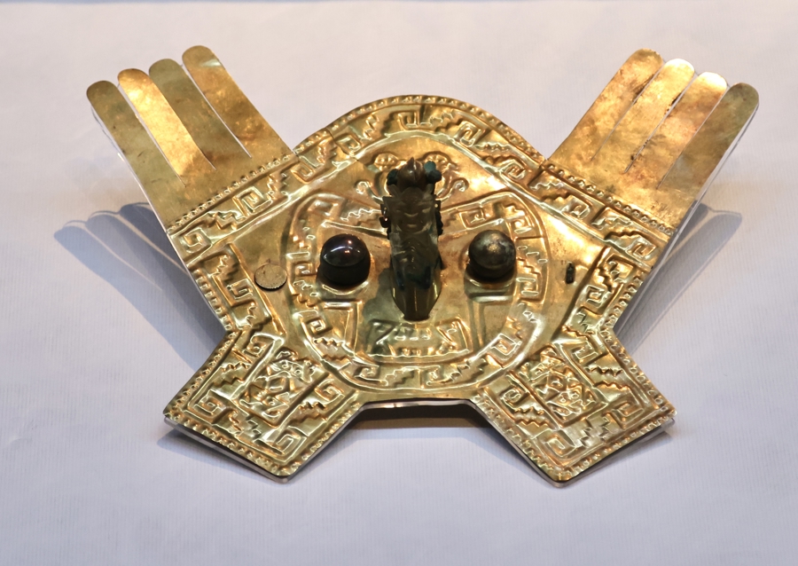 Un frontal de oro de la cultura chimú, colección del Museo Larco de Perú..jpg