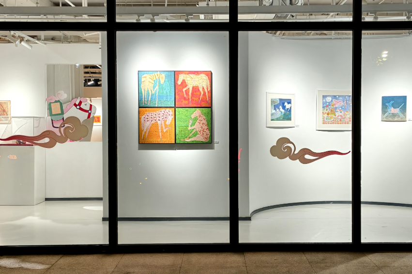 La exposición muestra obras relacionadas con el signo astrológico del caballo..png