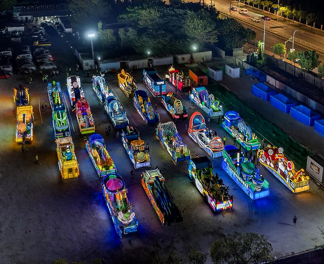 Desfile de carrozas en el Festival de Turismo de Shanghai 2024..jpg
