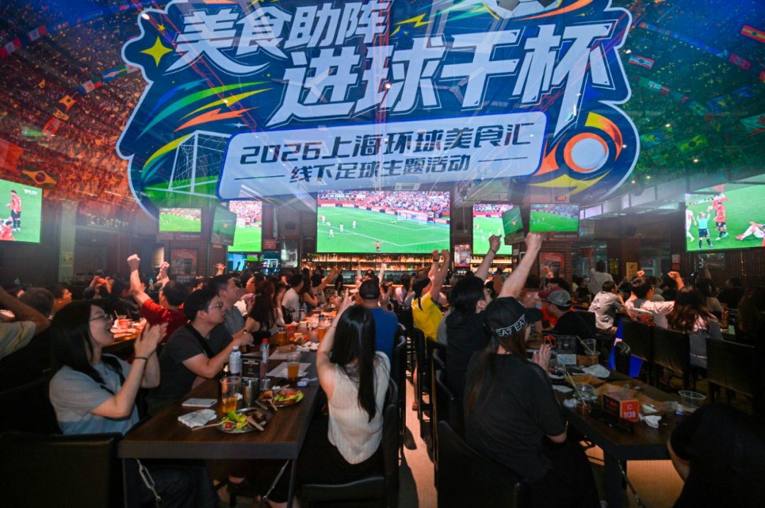 Los aficionados comparten la emoción de ver las transmisiones en vivo de la Copa Mundial en CAGES.png