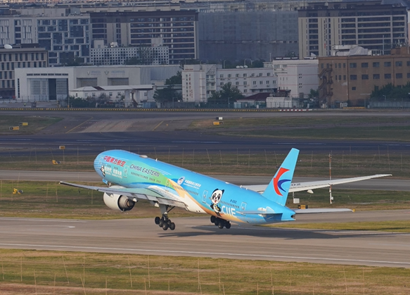 El primer avión con temática de la CIIE hace su debut