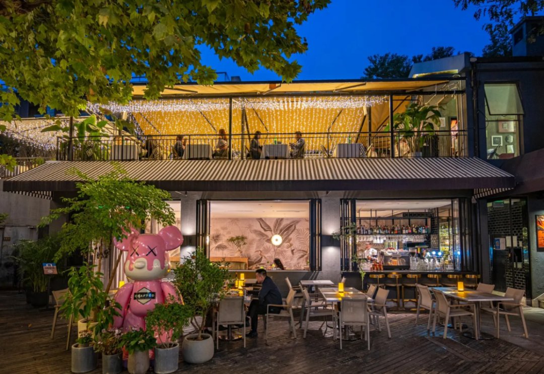 Los comensales disfrutan de sus platos en la terraza de Cou Ge Crafted..png