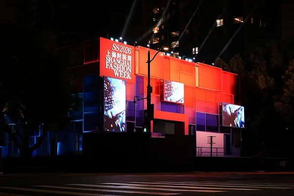 El cubo mágico embellecido por iluminación dinámica y efectos visuales por la noche.png
