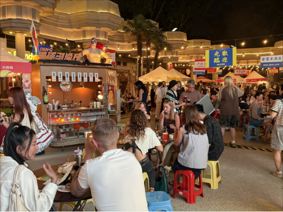El festival gastronómico FEAST 2026 reúne a jóvenes locales, turistas extranjeros, familias con niños y personas mayores..png