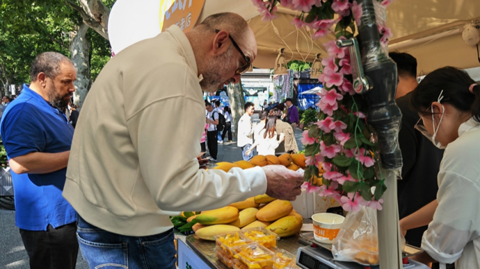 Visitantes internacionales en un mercado al aire libre en Shanghai durante el feriado del Primero de Mayo.jpg