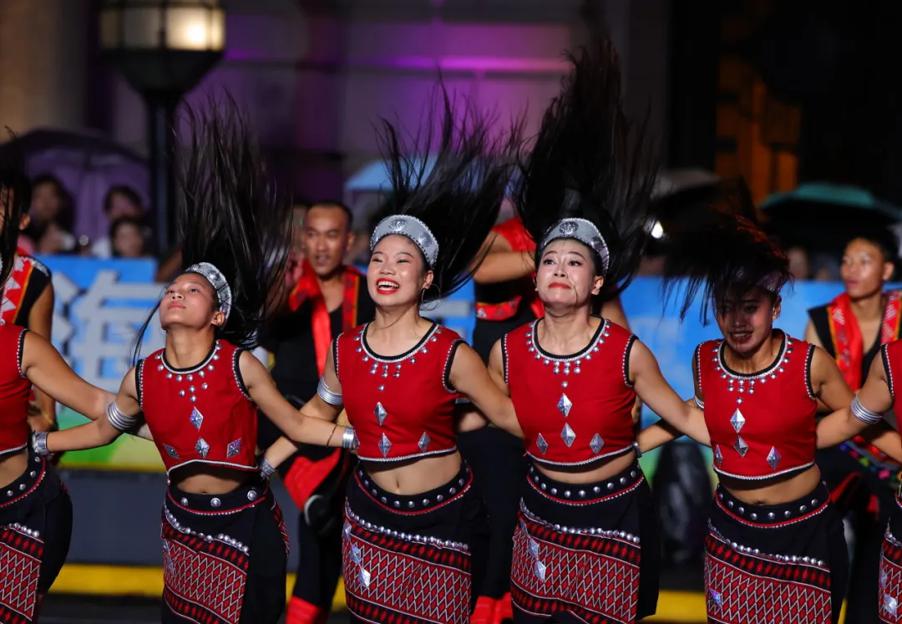 Bailarines de la etnia wa, de la provincia de Yunnan, ofrecen una actuación de danza durante el desfile.jpeg