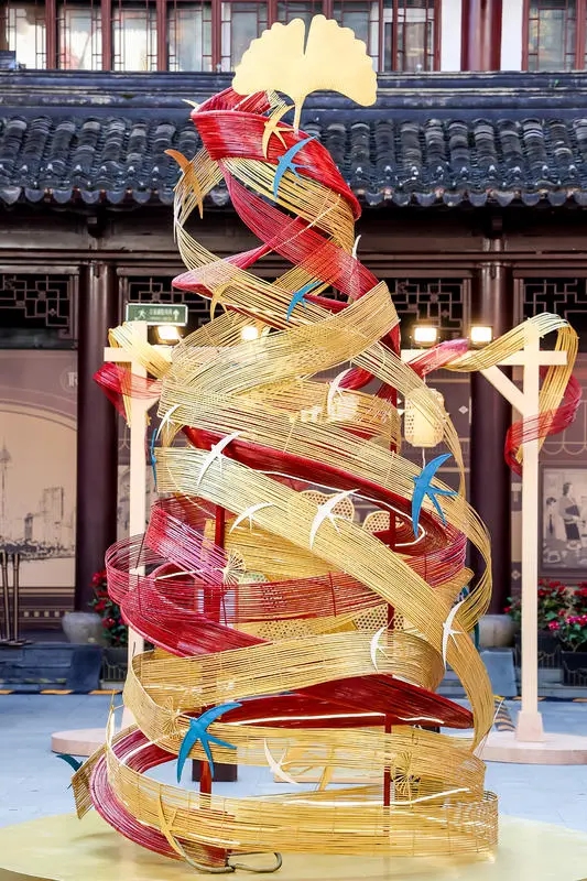 Una obra de tejido de bambú con elemento de la hoja de gingko.jpg