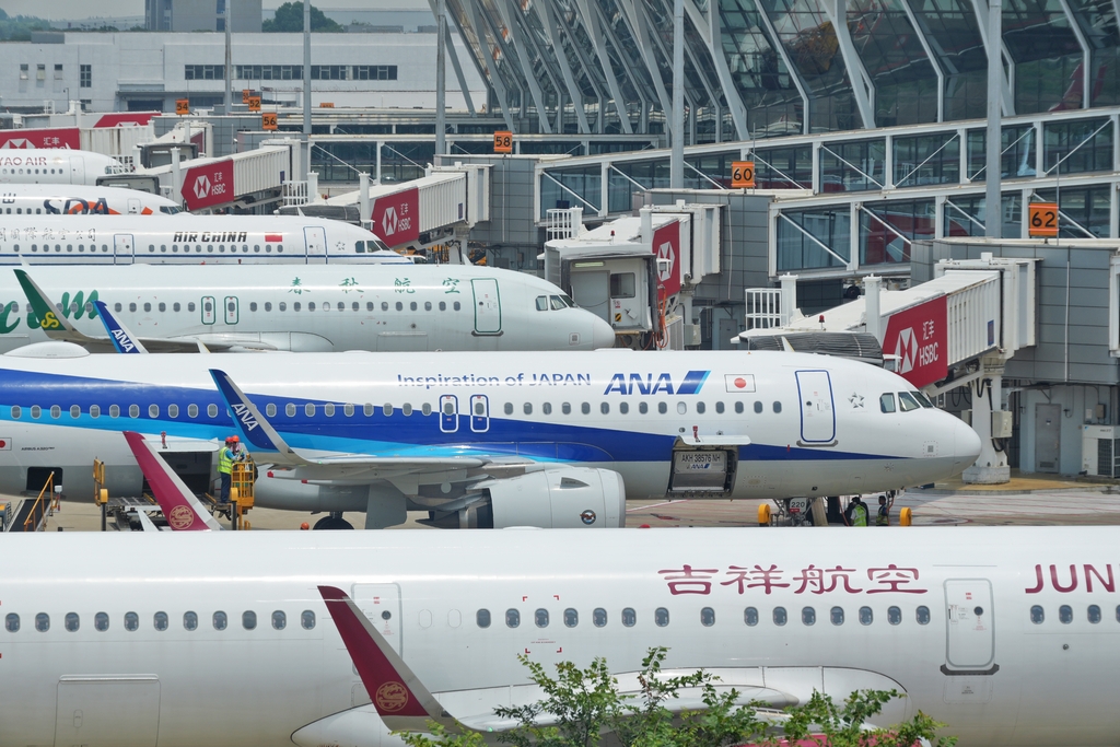 Aviones en el Aeropuerto Internacional Pudong de Shanghai-IC.jpg