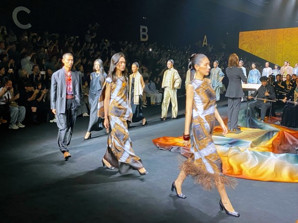 Escena del desfile inaugural de la Semana de la Moda de Shanghai Primavera-Verano 2027, a cargo de HEMU.jpg