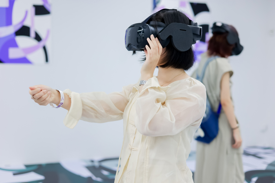 Una visitante en la exposición Maestros de arte-una experiencia de realidad virtual.jpg