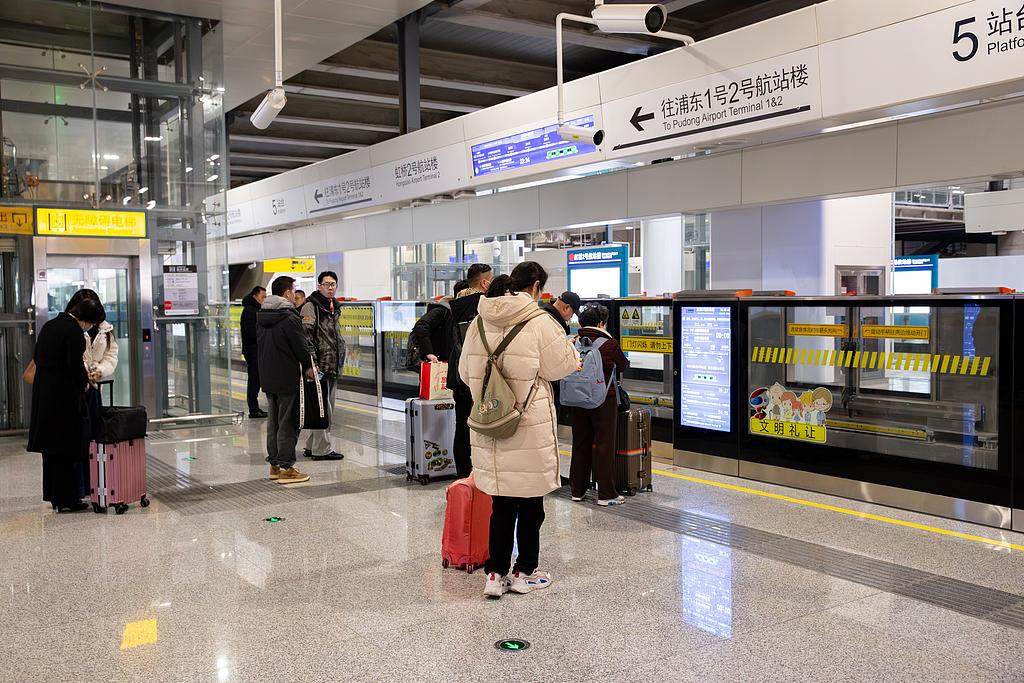 El enlace ferroviario con el aeropuerto de Shanghai reduce el tiempo de tránsito a 40 minutos