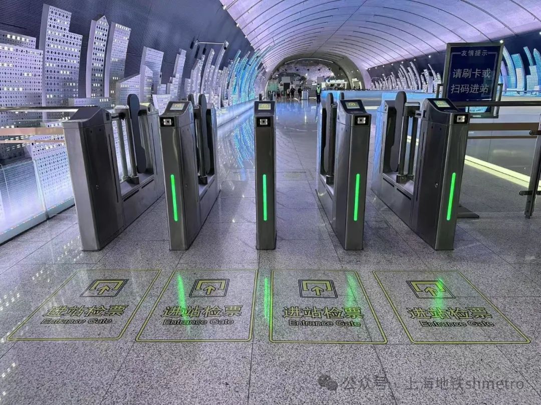 Desde el programa piloto de torniquetes abiertos, las compuertas de determinadas estaciones de metro siguen abriéndose en condiciones normales..jpg