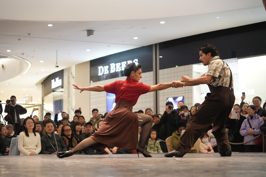 Espectáculo De tango y sombras presentado por la compañía de danza de Marcos Ayala en el centro comercial iapm en Shanghai.-2.jpg